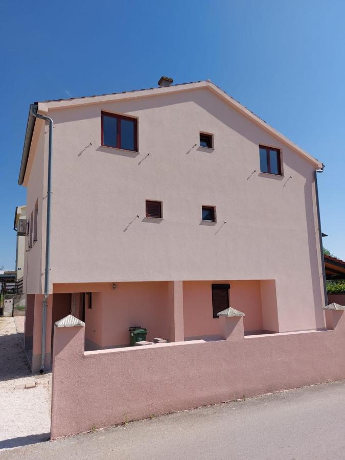 Apartmani Ana Sukošan المظهر الخارجي الصورة